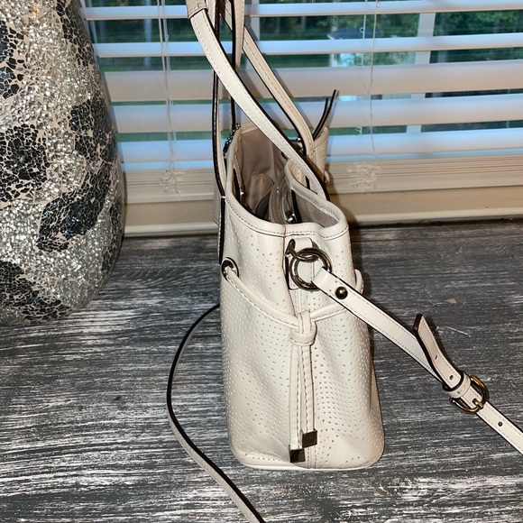 Leather Coach crossbody with removable shoulder strap and inside zip pocket. - Picture 6 of 12